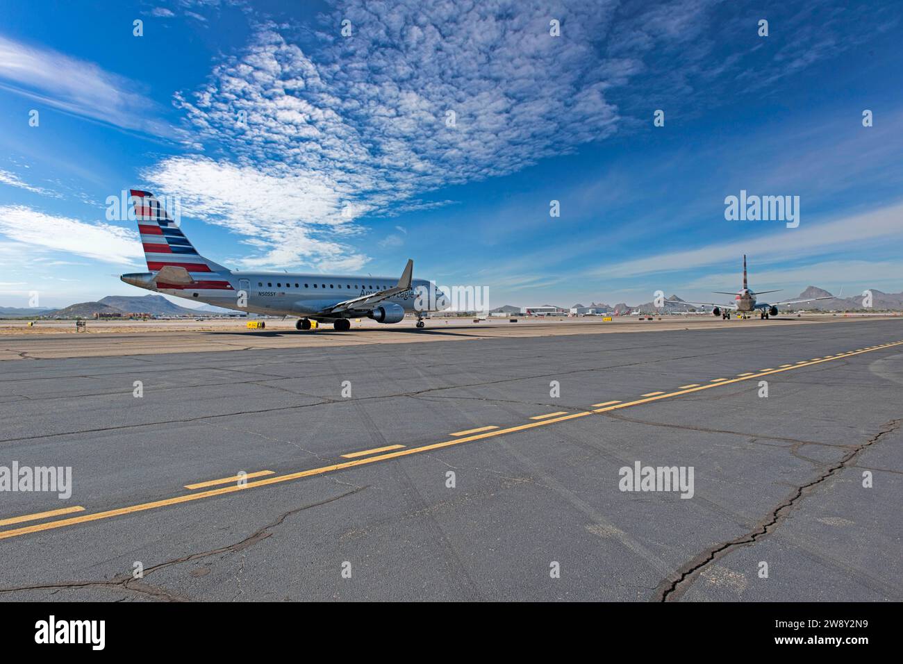 L'American Airlines Eagle CRJ fa un taxi dietro un Boeing 767 fino alla pista attiva dell'aeroporto internazionale di Tucson in Arizona Foto Stock
