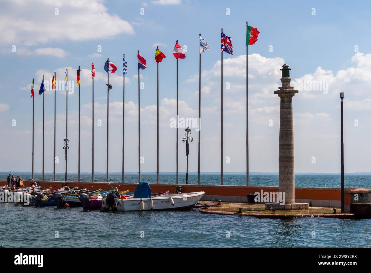 Porto con imbarcazioni e navi dei paesi europei, molo portuale, Garda, Lago di Garda, Veneto, provincia di Verona, Italia Foto Stock