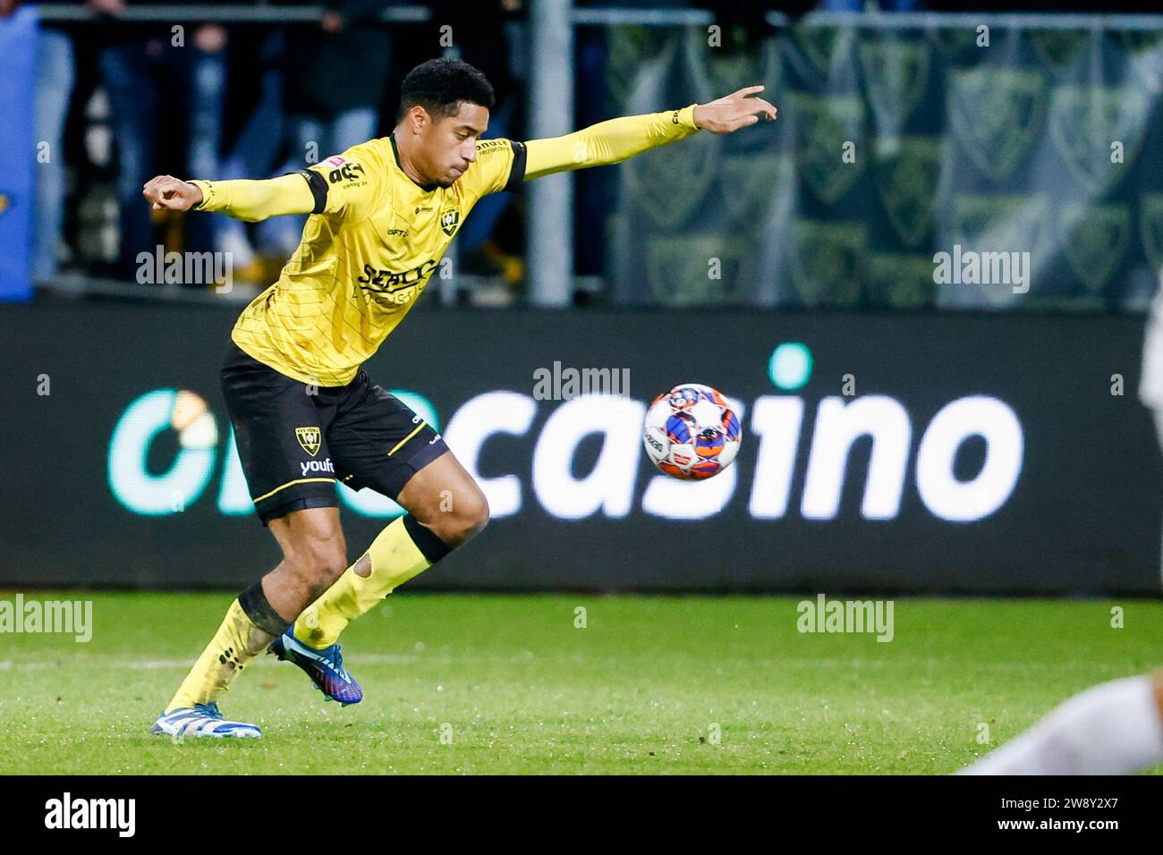 Venlo, Paesi Bassi. 22 dicembre 2023. VENLO, PAESI BASSI - 22 DICEMBRE: Dylan Timber di VVV-Venlo corre con il pallone durante la partita olandese Keuken Kampioen Divisie tra VVV-Venlo e SC Telstar al Covebo Stadion - De Koel il 22 dicembre 2023 a Venlo, Paesi Bassi. (Foto di Broer van den Boom/Orange Pictures) credito: Orange Pics BV/Alamy Live News Foto Stock