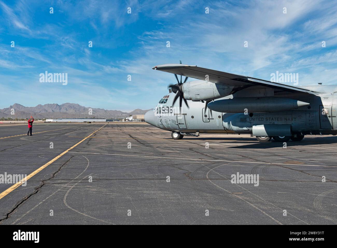 C130 della Marina degli Stati Uniti d'America davanti alla Torre di controllo presso l'aeroporto internazionale di Tucson in Arizona Foto Stock