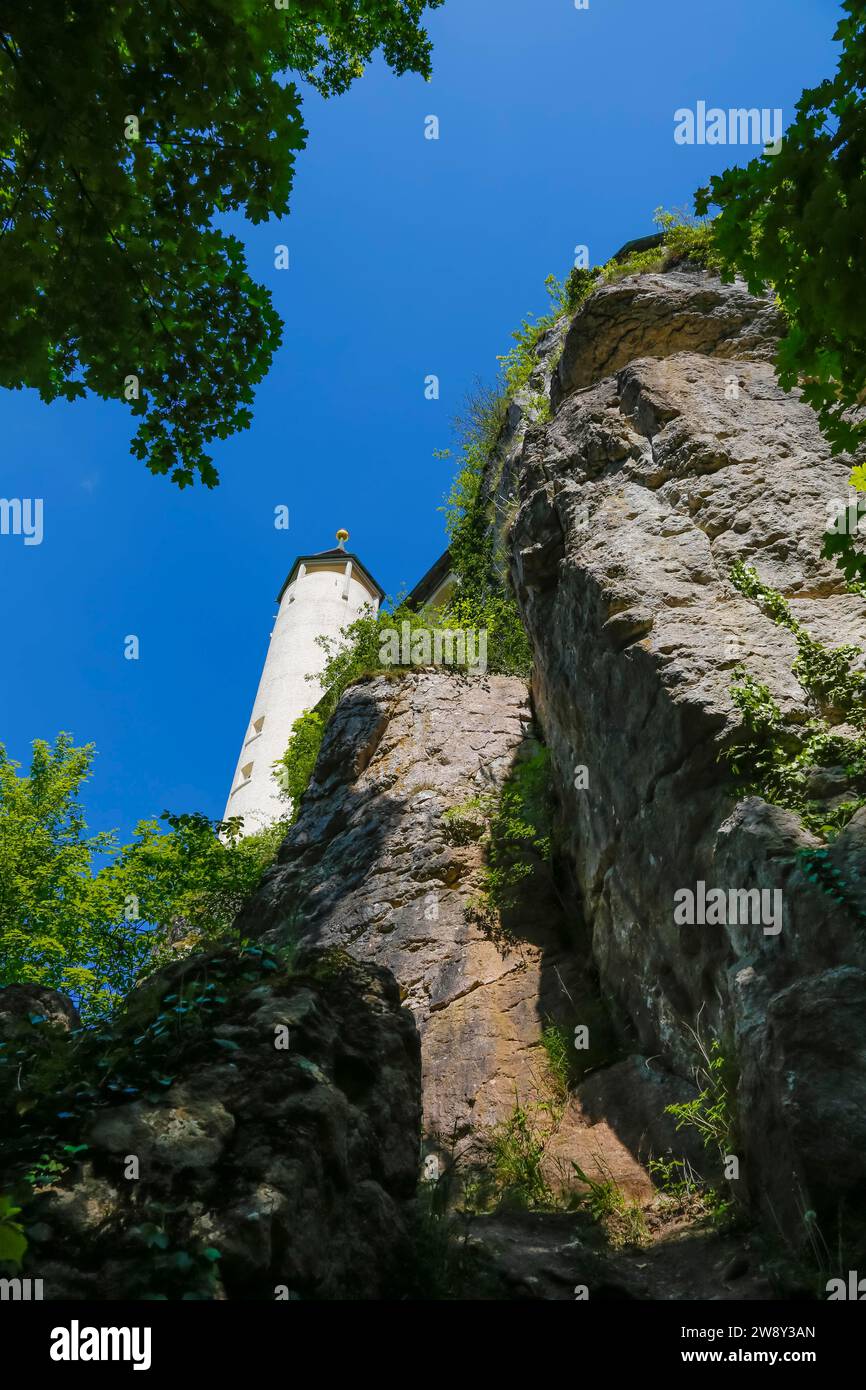 Torre di avvistamento alla fine del XIX secolo al Castello di Teck con il centro escursionistico Schwaebischer Albverein, castello in cima alla collina, castello in cima alla collina Foto Stock