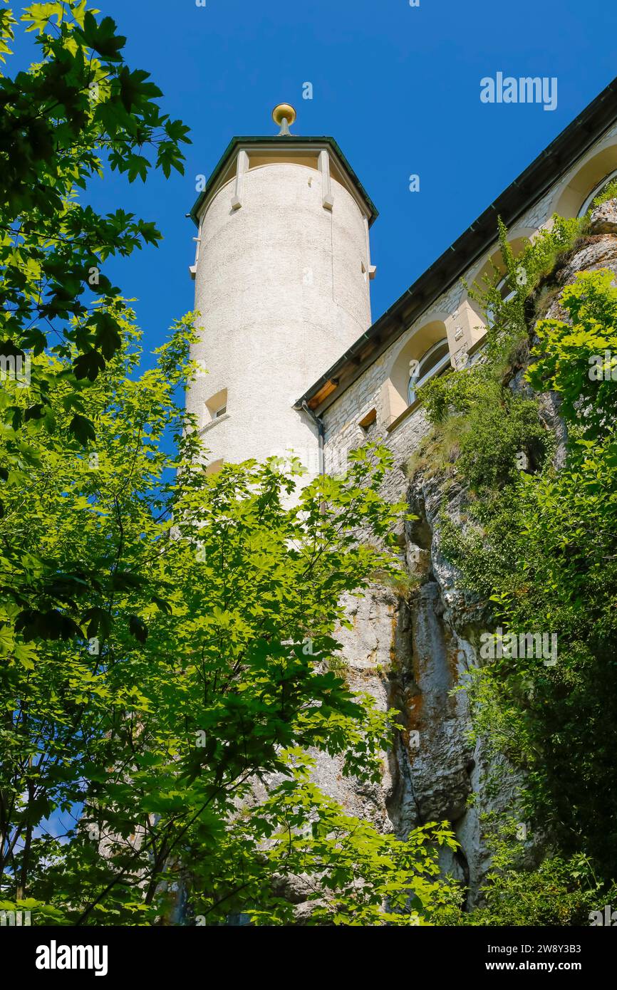 Torre di avvistamento alla fine del XIX secolo al Castello di Teck con il centro escursionistico Schwaebischer Albverein, castello in cima alla collina, castello in cima alla collina Foto Stock