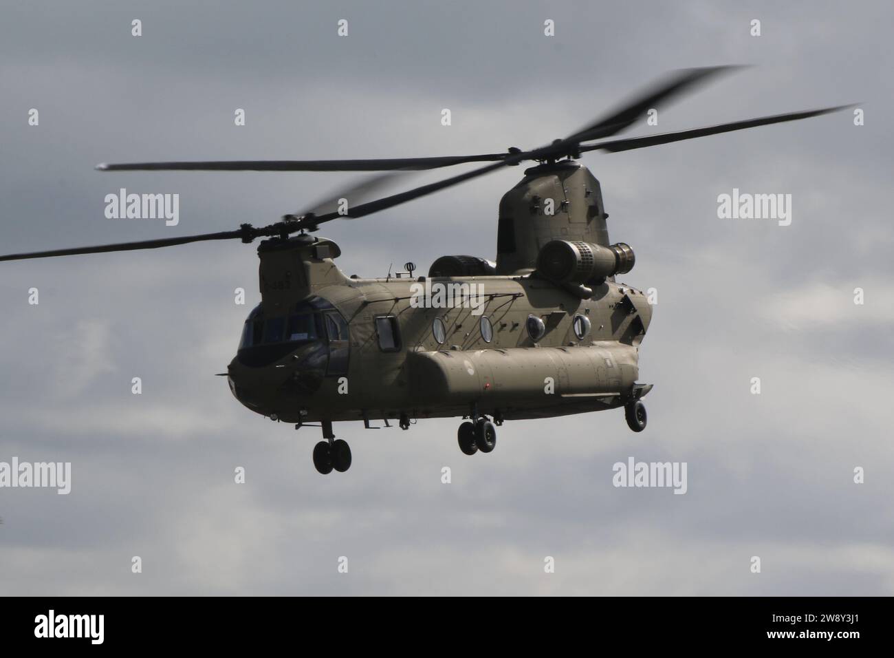 D-483, un elicottero pesante Boeing CH-47F Chinook operato dalla Royal Netherlands Air Force (RNLAF), in partenza dalla RAF Fairford nel Gloucestershire, Inghilterra dopo aver partecipato al Royal International Air Tattoo 2023 (RIAT 2023). Foto Stock