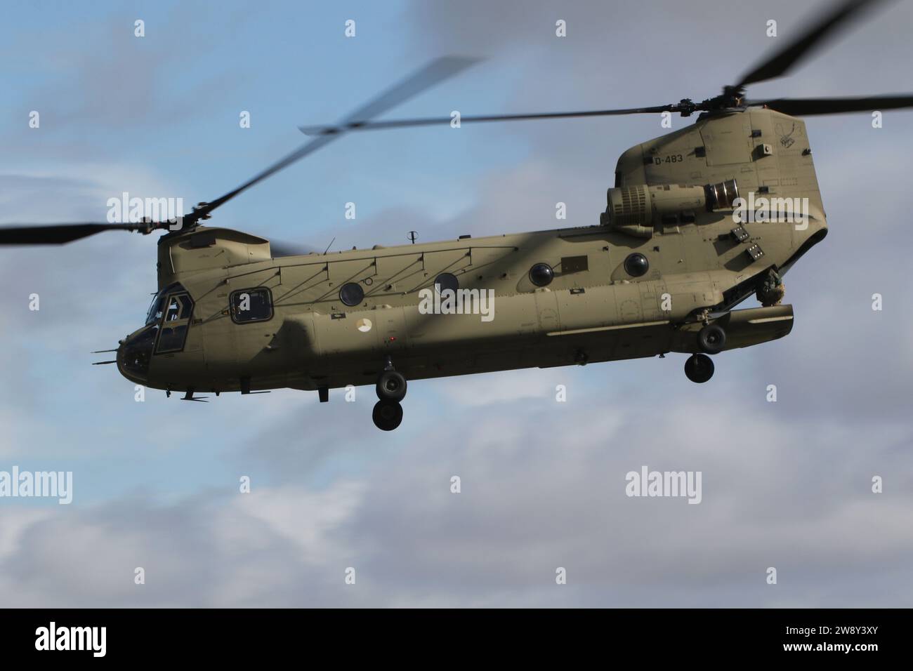 D-483, un elicottero pesante Boeing CH-47F Chinook operato dalla Royal Netherlands Air Force (RNLAF), in partenza dalla RAF Fairford nel Gloucestershire, Inghilterra dopo aver partecipato al Royal International Air Tattoo 2023 (RIAT 2023). Foto Stock