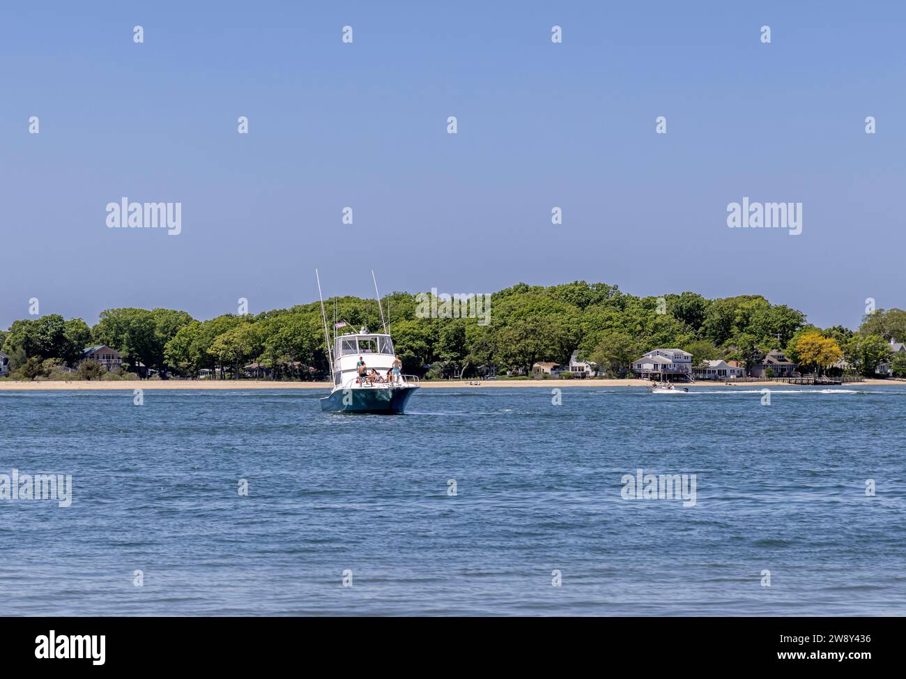 persone che cavalcano sulla prua di un peschereccio Foto Stock