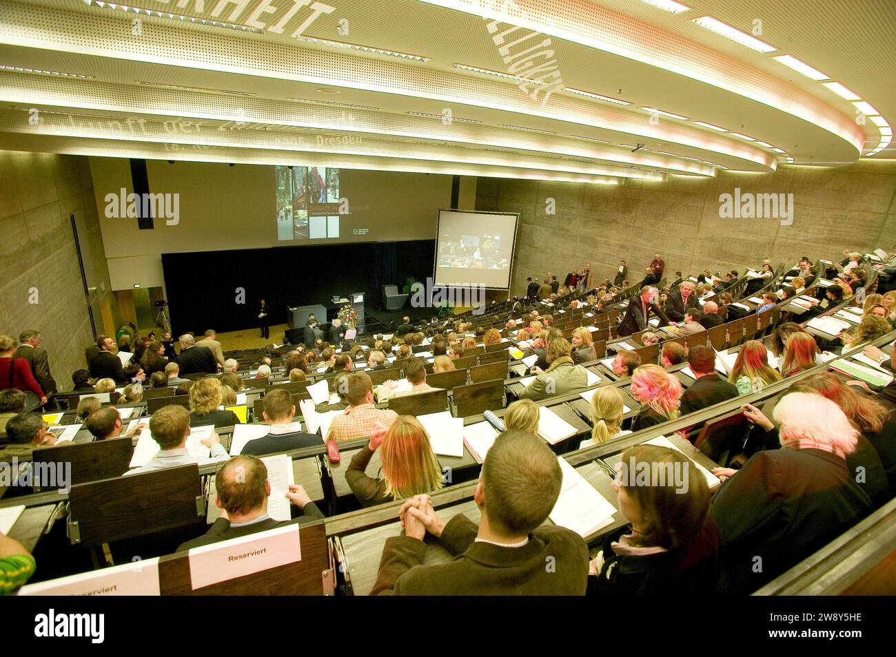 La nuova sala conferenze dell'Università tecnica di Dresda (1998) è eccezionalmente colorata. Disegnato da Michael Fisherman-Art, lo è Foto Stock