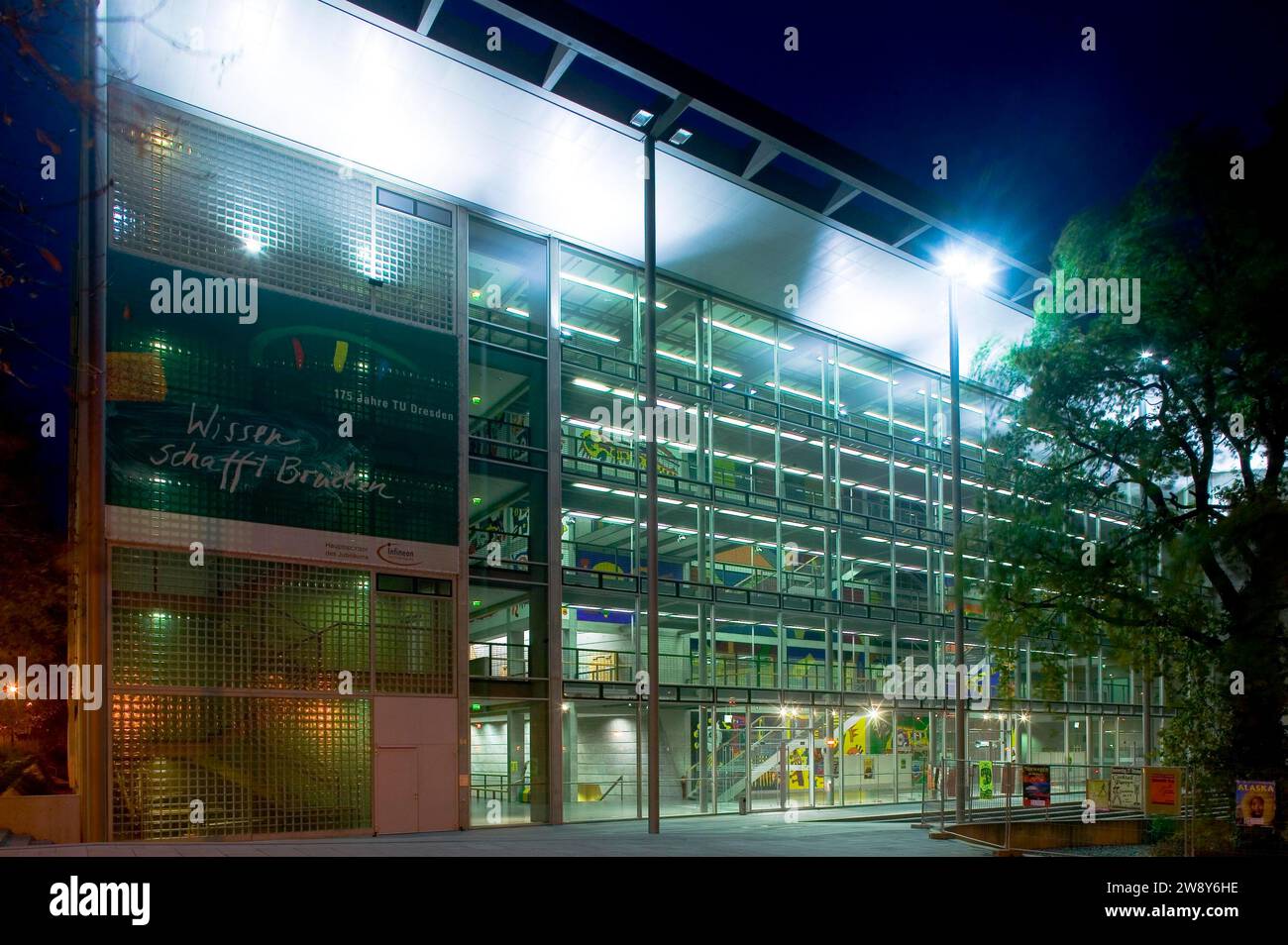 La nuova sala conferenze dell'Università tecnica di Dresda (1998) è eccezionalmente colorata. Disegnato da Michael Fisherman-Art, lo è Foto Stock