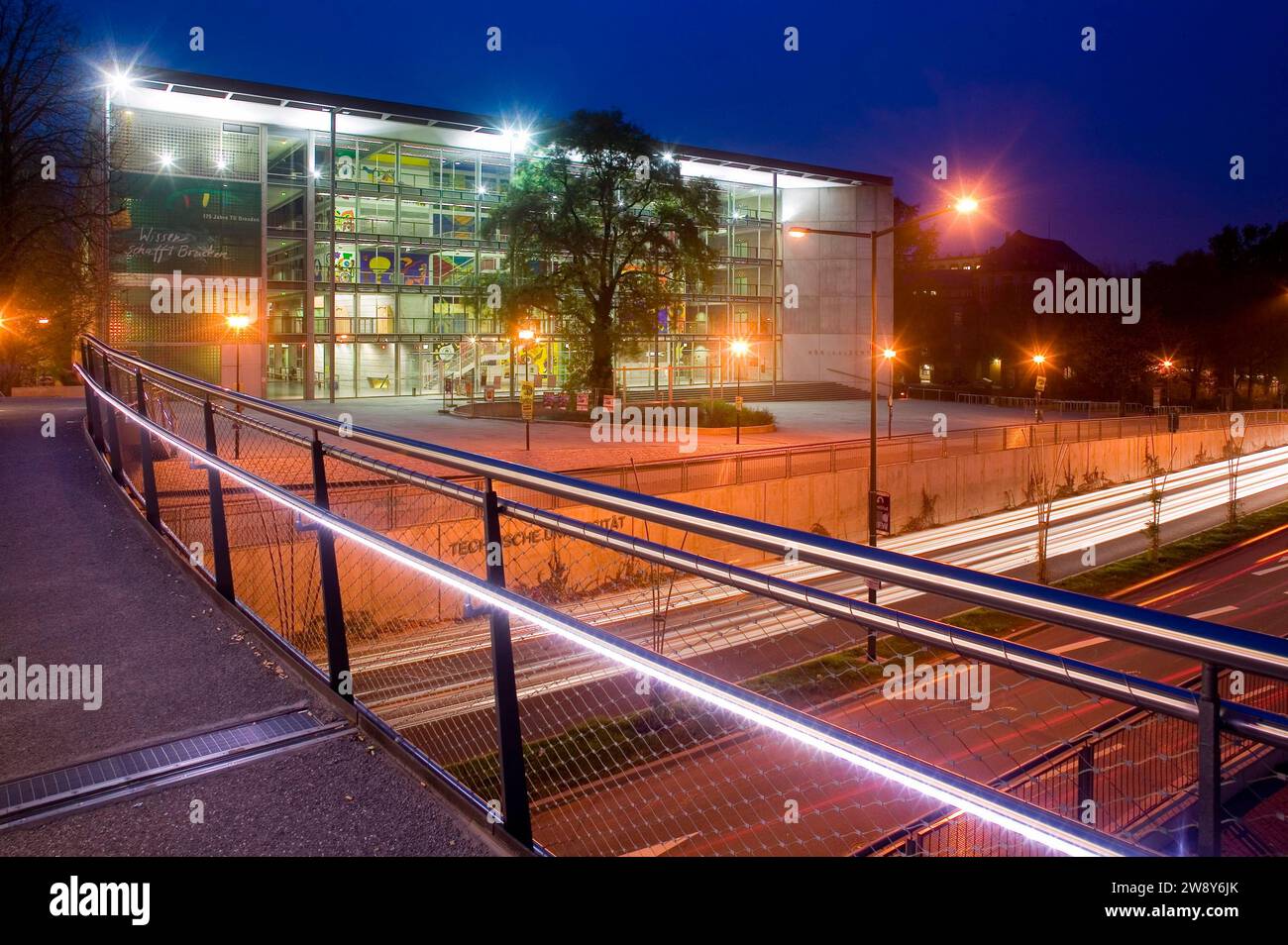 La nuova sala conferenze dell'Università tecnica di Dresda (1998) è eccezionalmente colorata. Disegnato da Michael Fisherman-Art, lo è Foto Stock