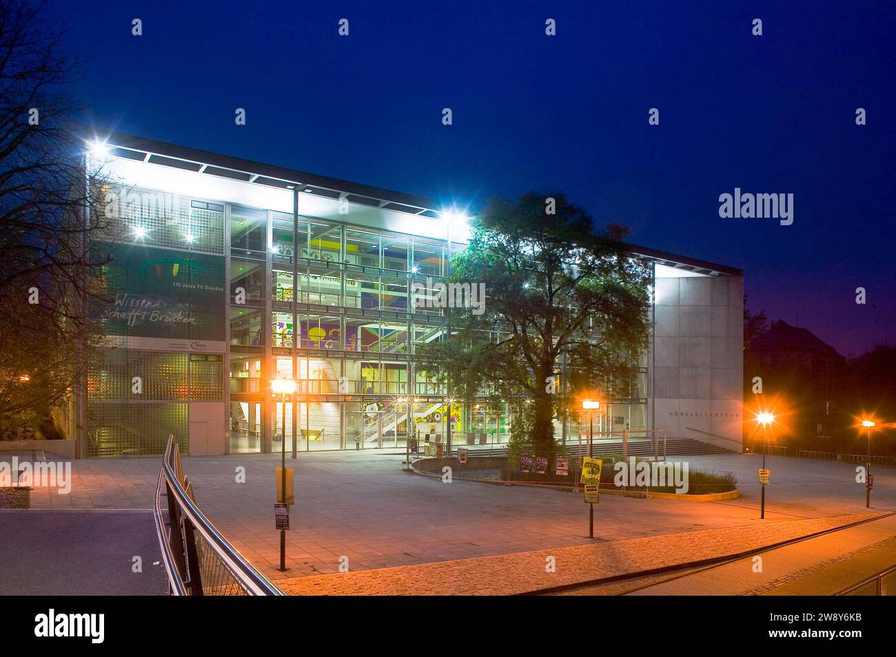 La nuova sala conferenze dell'Università tecnica di Dresda (1998) è eccezionalmente colorata. Disegnato da Michael Fisherman-Art, lo è Foto Stock