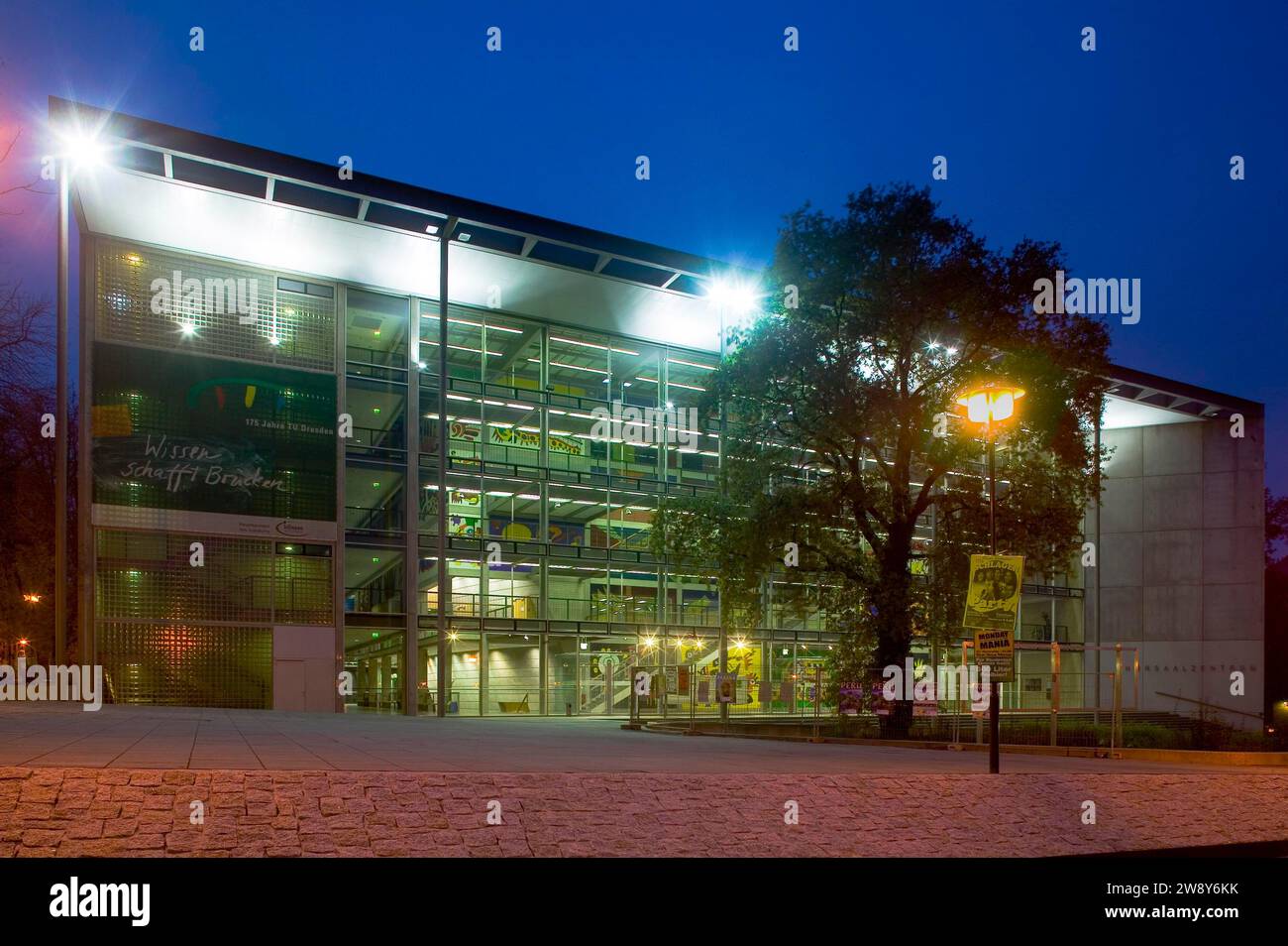 La nuova sala conferenze dell'Università tecnica di Dresda (1998) è eccezionalmente colorata. Disegnato da Michael Fisherman-Art, lo è Foto Stock