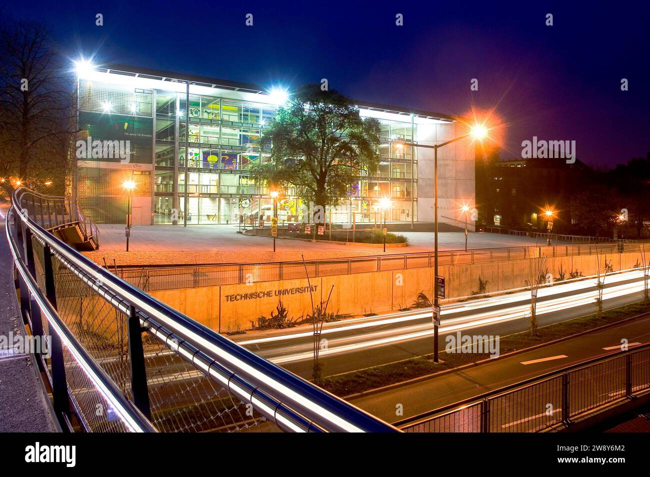 La nuova sala conferenze dell'Università tecnica di Dresda (1998) è eccezionalmente colorata. Disegnato da Michael Fisherman-Art, lo è Foto Stock
