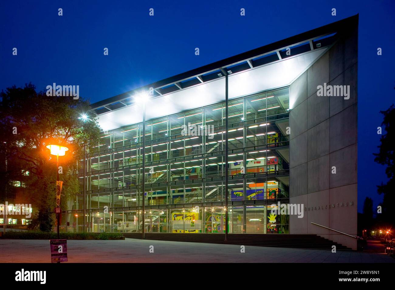 La nuova sala conferenze dell'Università tecnica di Dresda (1998) è eccezionalmente colorata. Disegnato da Michael Fisherman-Art, lo è Foto Stock