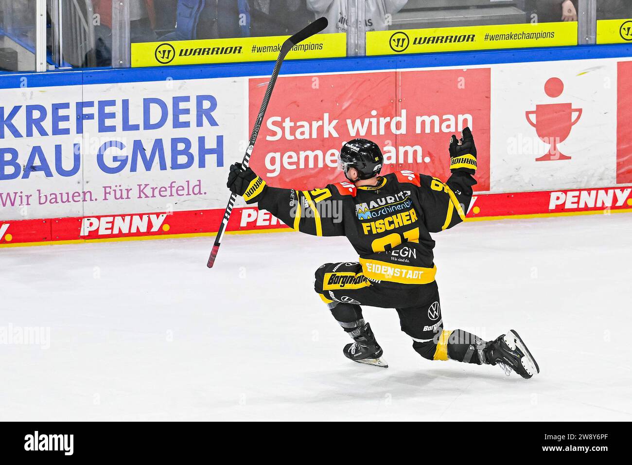 Eishockey - DEL 2: Krefeld Pinguine vs Kassel Huskies AM 22.12.2023 in der Yayla-Arena a Krefeld Krefelds Mike Fischer (Nr.91) bejubelt seinen Treffer zum 4:2 foto: Osnapix Foto Stock