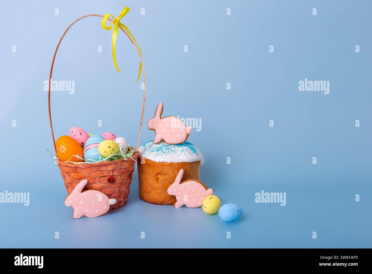 Gustoso pan di zenzero rosa a forma di coniglio , torta pasquale e cestino con uova decorative Foto Stock