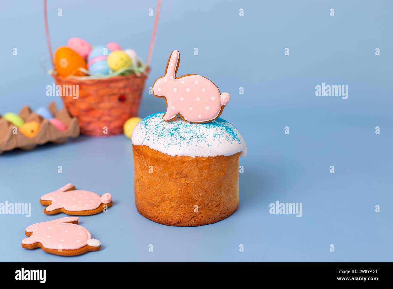 Gustoso pan di zenzero rosa a forma di coniglio sulla torta pasquale Foto Stock