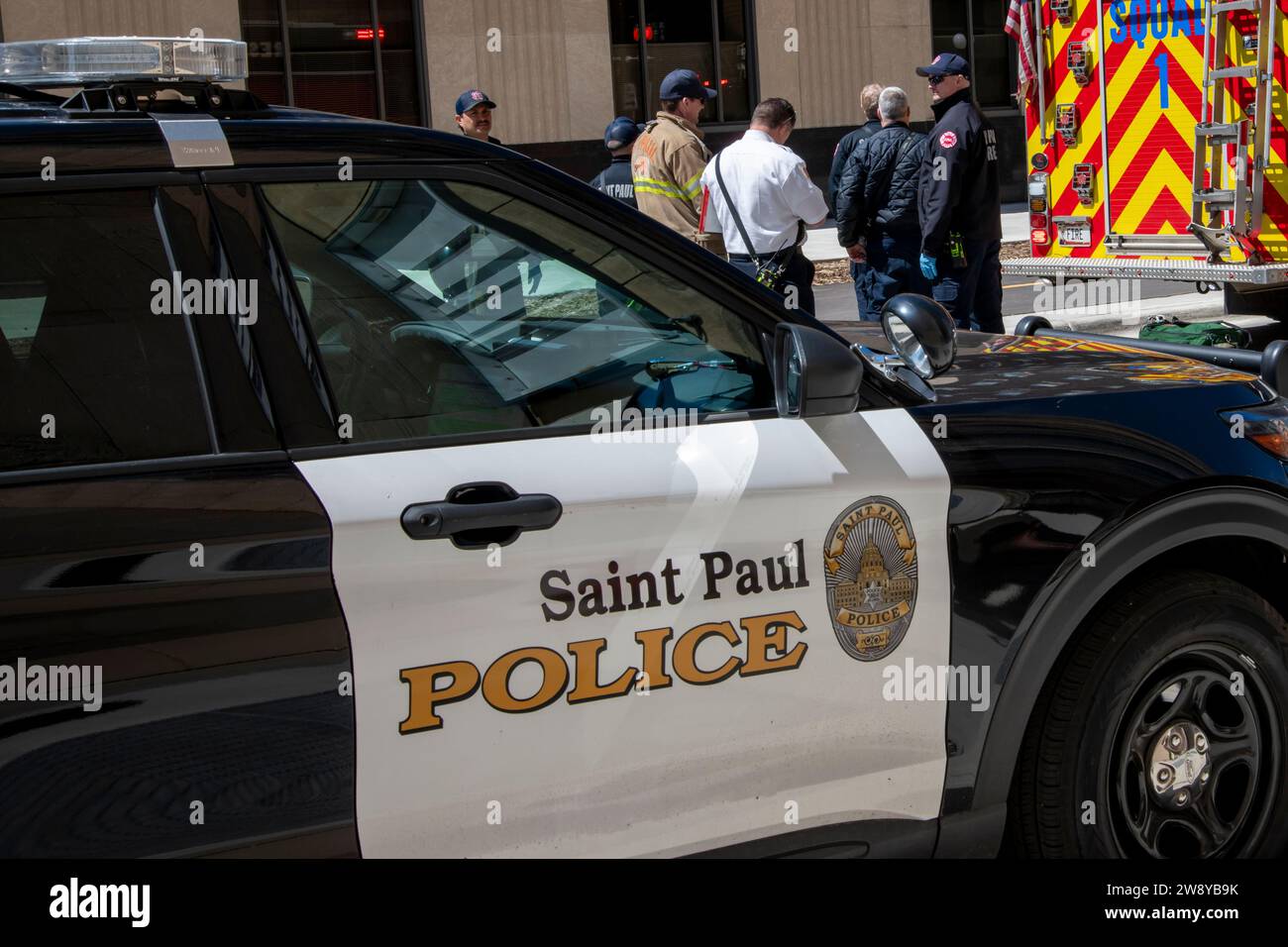 St Paul, Minnesota. Polizia e soccorritori in una situazione di emergenza nel centro di St. Paul. Foto Stock
