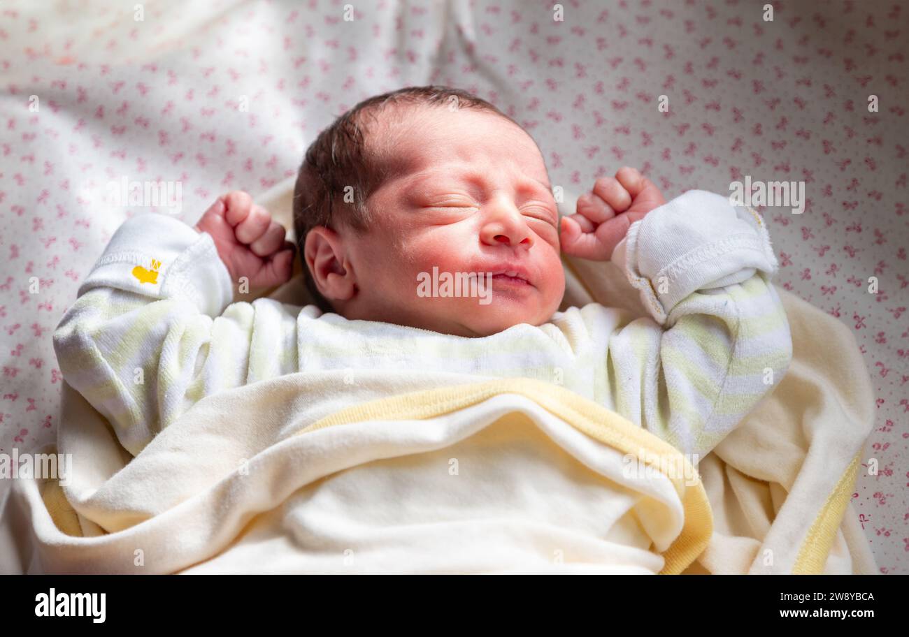 Un nuovo membro della famiglia reagisce con la luce solare e il sorriso sul viso, inizia un nuovo viaggio e una nuova storia Foto Stock