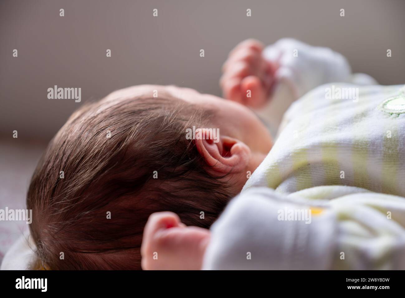 Un nuovo membro della famiglia reagisce con la luce solare e il sorriso sul viso, inizia un nuovo viaggio e una nuova storia Foto Stock