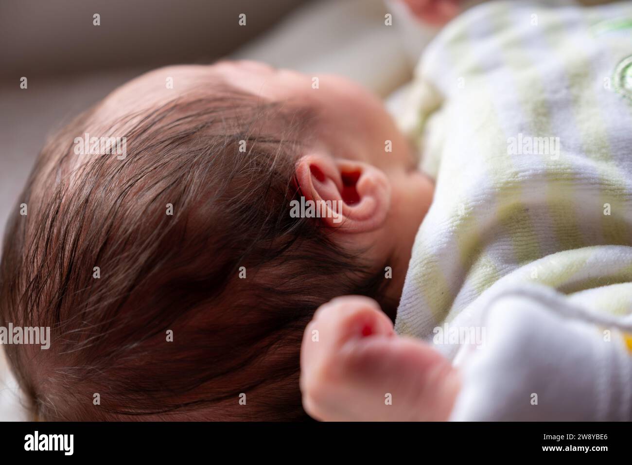 Un nuovo membro della famiglia reagisce con la luce solare e il sorriso sul viso, inizia un nuovo viaggio e una nuova storia Foto Stock