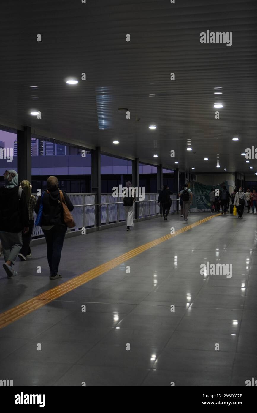 Stazione Sudirman, Giacarta, 19 dicembre 2023 - il percorso per raggiungere la stazione ferroviaria al tramonto Foto Stock