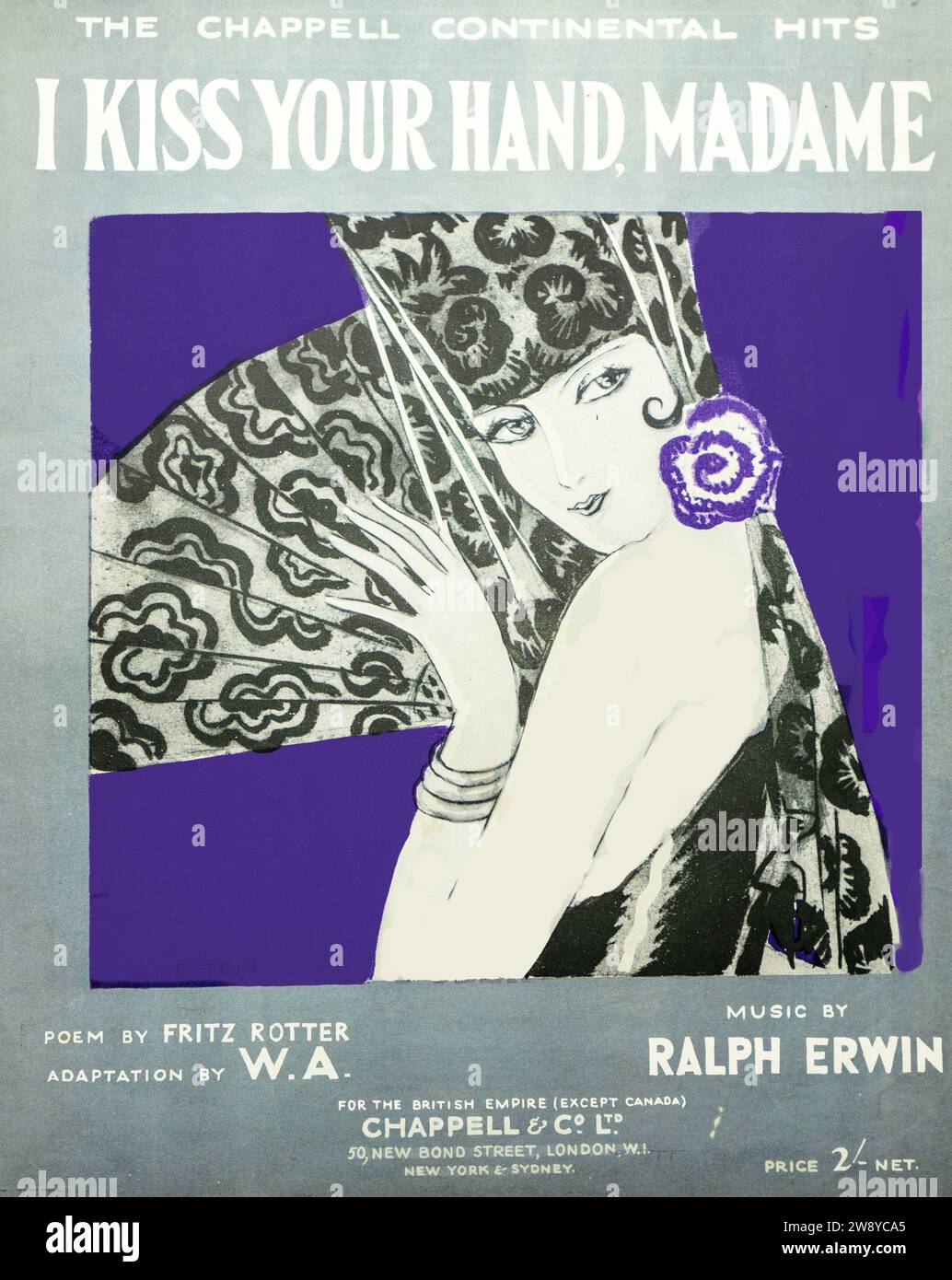 Copertina spartiti vintage i Kiss Your Hand, Madame, pubblicata da Chappell & Co. Ltd., Londra, verso la fine degli anni '1920 Musica di Ralph Erwin con poesia di Fritz Rotter, adattata in inglese da W.A., Una ballata romantica che divenne ampiamente popolare in tutta Europa durante gli anni tra le due guerre. L'illustrazione in stile Art Deco raffigura una donna glamour con un ventilatore e un abbigliamento stilizzato, che incarna l'eleganza e la raffinatezza dell'era Jazz. Distribuito a livello internazionale attraverso gli uffici di Londra, New York e Sydney di Chappell. Foto Stock