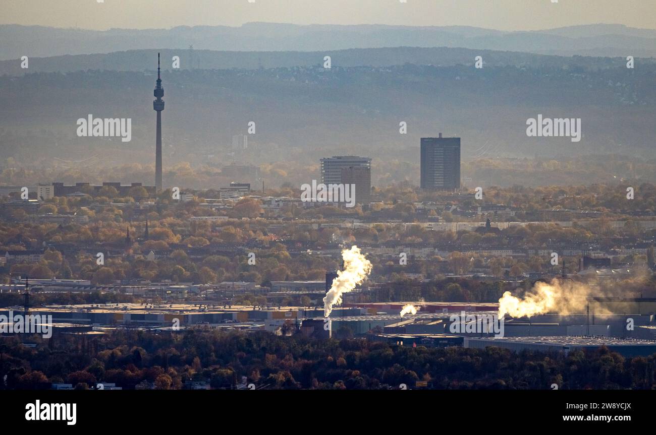 Vista aerea, skyline di Dortmund con vista nebbiosa e lontana e nuvole di fumo, vista dalla zona industriale di Westfalenhütte, torre di osservazione di Florianturm Foto Stock