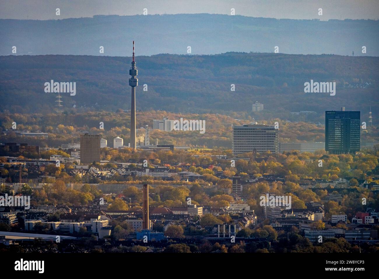 Vista aerea, skyline di Dortmund con vista a distanza, torre di osservazione Florianturm e torre della televisione simbolo di Westfalenpark, alti edifici Foto Stock