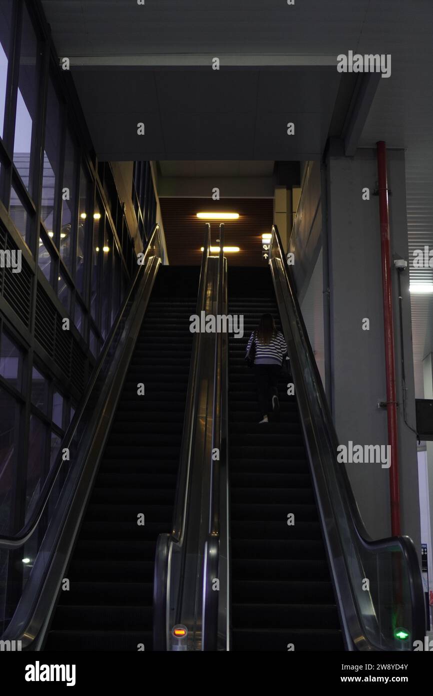 sembra vicino alla scala mobile per arrivare alla stazione ferroviaria Foto Stock