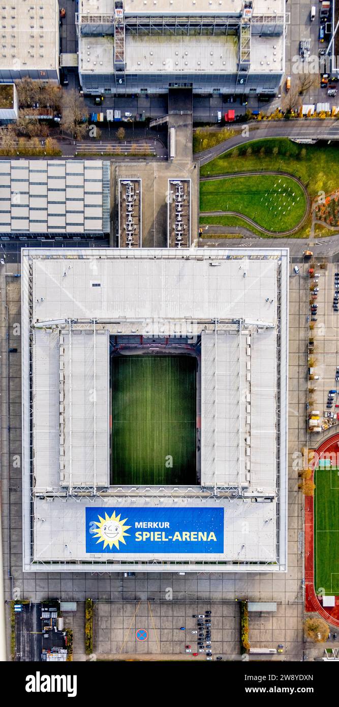 Vista aerea, ripresa verticale dello stadio della Bundesliga MERKUR SPIEL-ARENA, campo da calcio fortuna Düsseldorf 1895 con tetto aperto, circondato da un'atmosfera autunnale Foto Stock