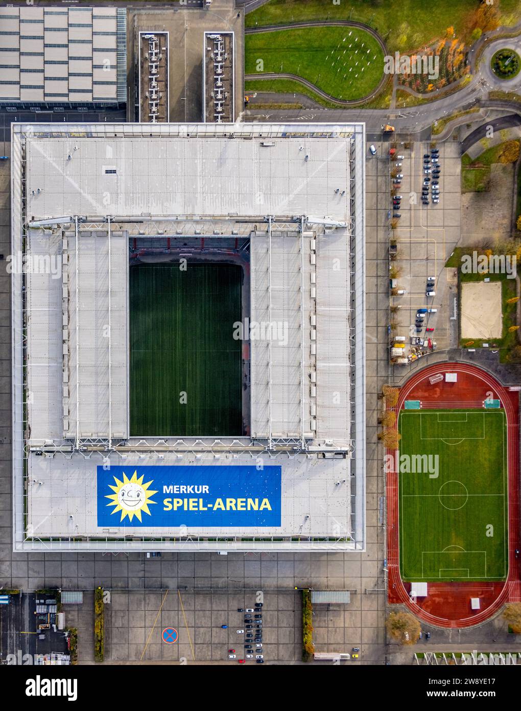 Vista aerea, foto verticale dello stadio della Bundesliga MERKUR SPIEL-ARENA campo da calcio fortuna Düsseldorf 1895 con tetto aperto, circondato da un campo autunnale Foto Stock