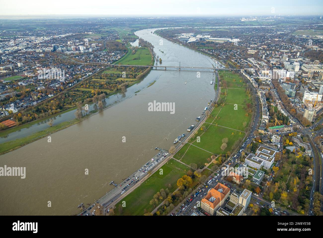 Vista aerea, fiume Reno con acqua alta e Rheinpark Golzheim con il ponte Theodor-Heuss, approdo delle navi Weiße flotte, circondato da Foto Stock