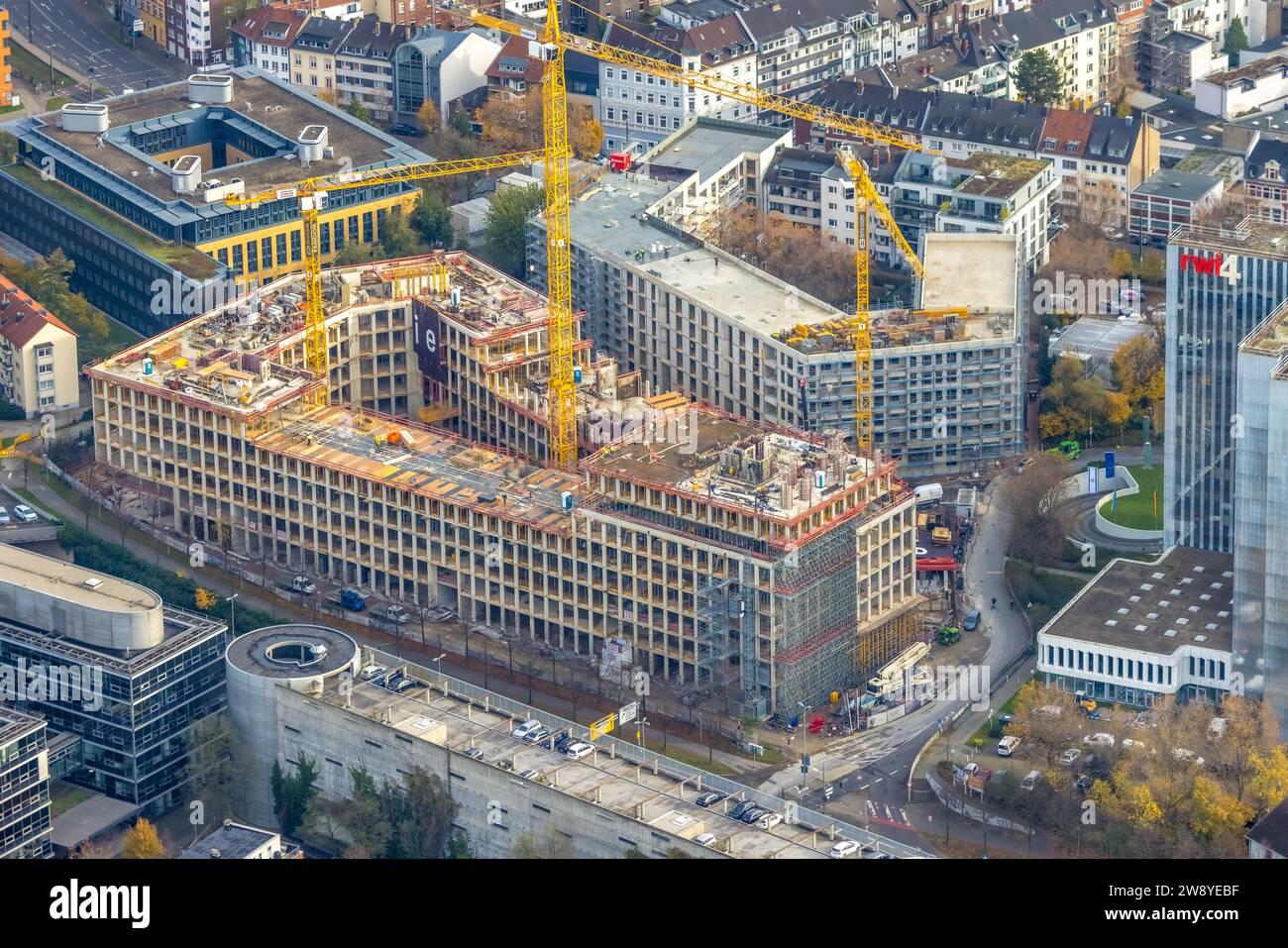 Vista aerea, PANDION OFFICEHOME Rise affitto di spazi per uffici, cantiere edile e gru edili con nuovo edificio, circondato da deciduou autunnali Foto Stock