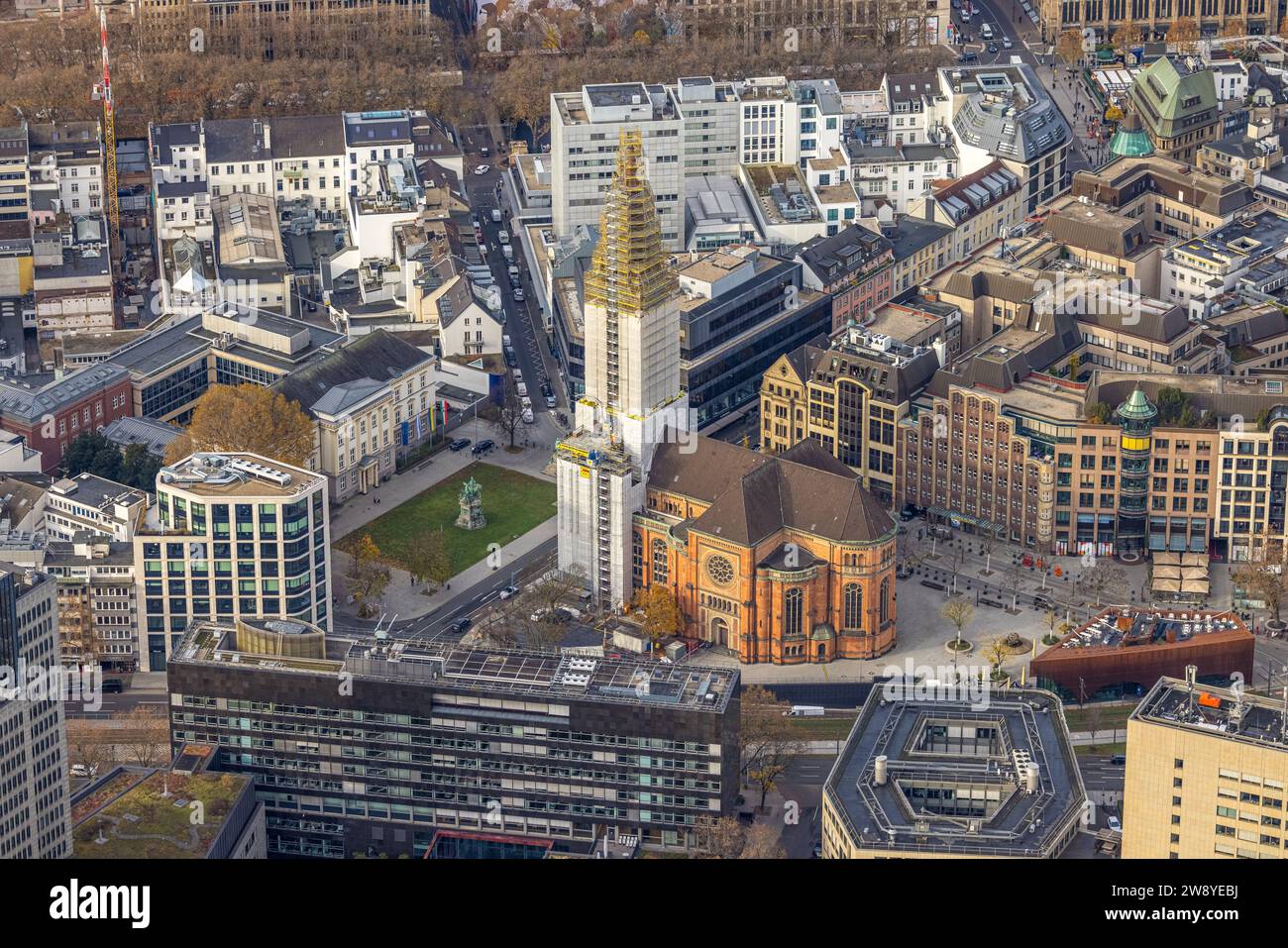 Vista aerea, monumento architettonico evang. Lavori di ristrutturazione di Johanneskirche con la torre della chiesa coperta a Martin-Luther-Platz e circondata da commercia Foto Stock