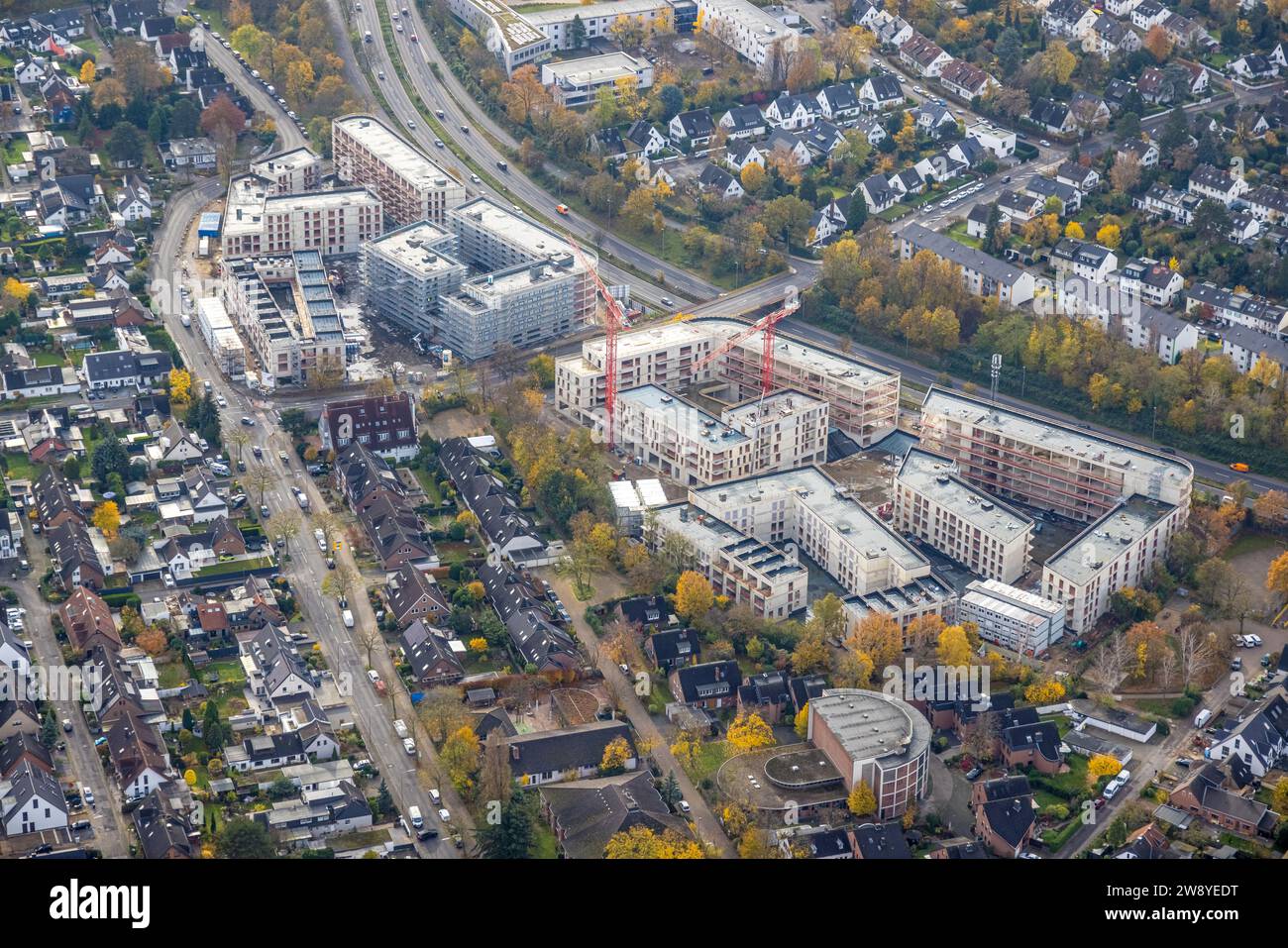 Vista aerea, cantiere della nuova zona residenziale di Danziger Straße, ex casa di moda, circondata da alberi decidui autunnali, Stockum, Dü Foto Stock