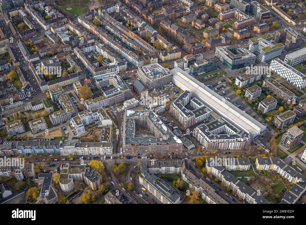 Vista aerea, cantiere e nuovo edificio per il quartiere residenziale maxfrei sull'ex sito della prigione, ex cappella della prigione Ulmer Höh, lungo bianco Foto Stock