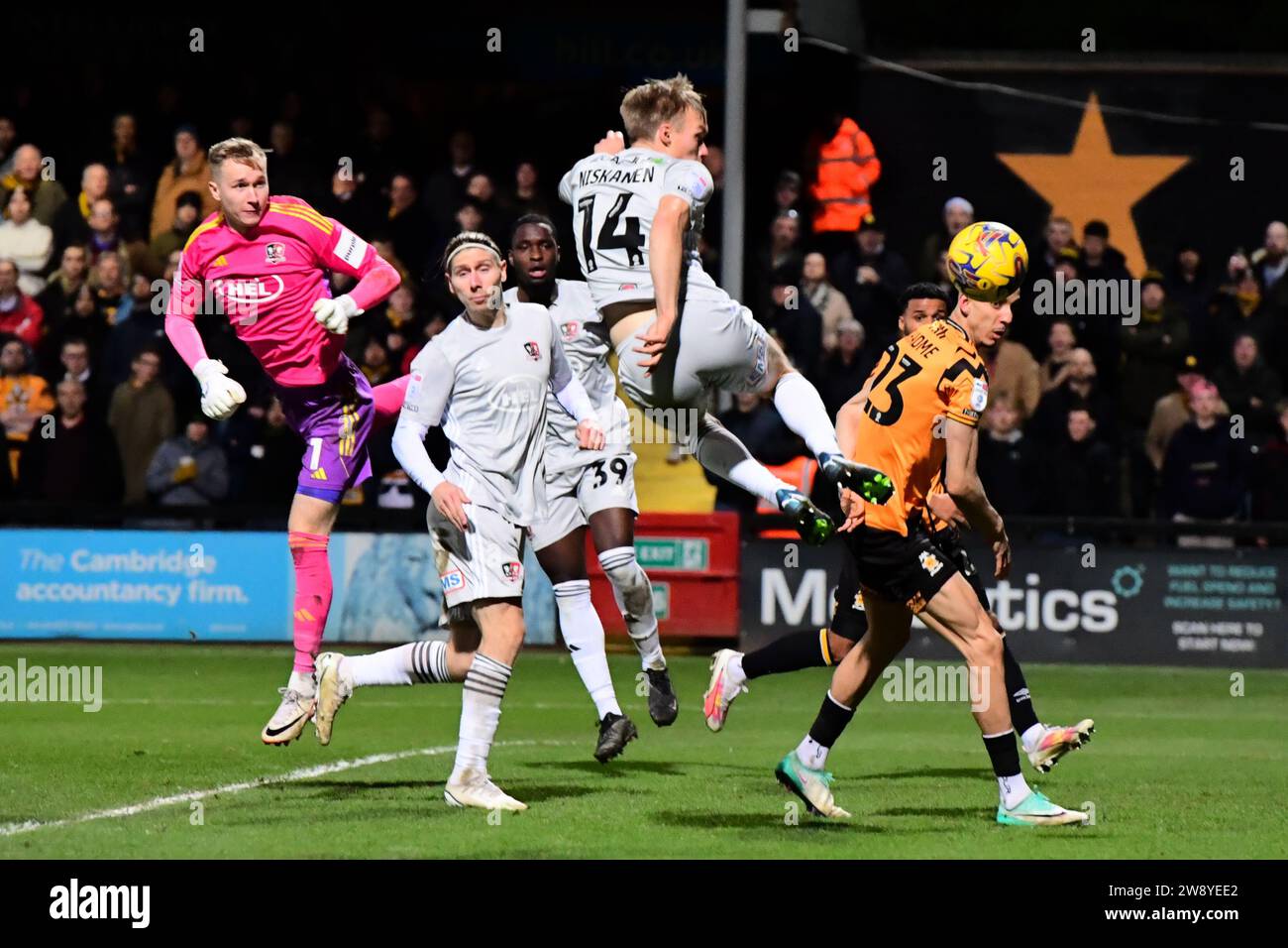 Ilmari Niskanen (14 Exeter City) libera la palla durante la partita di Sky Bet League 1 tra Cambridge United ed Exeter City al R Costing Abbey Stadium di Cambridge venerdì 22 dicembre 2023. (Foto: Kevin Hodgson | mi News) crediti: MI News & Sport /Alamy Live News Foto Stock