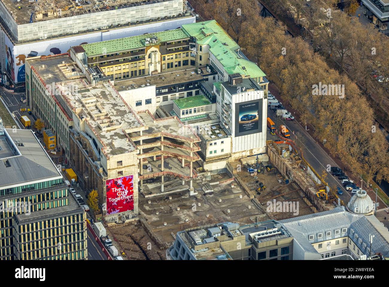 Vista aerea, edifici commerciali con garage per cantiere Königsallee, circondato da alberi decidui autunnali, centro città, Düsseldorf, Foto Stock