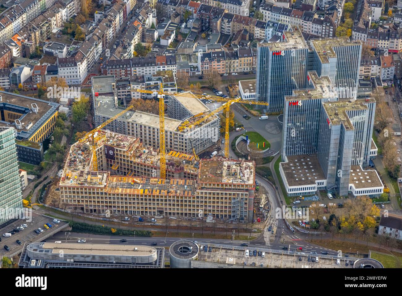 Vista aerea, Pandion OfficeRise per uffici affitto di spazi per l'edilizia e gru per l'edilizia con nuovo edificio, edifici alti RWI4, circondati Foto Stock