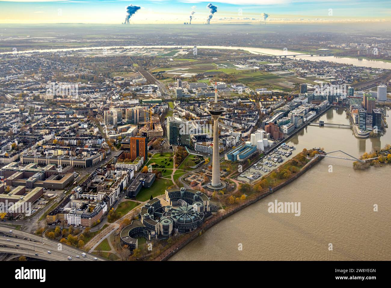 Vista aerea, Torre del Reno e Parlamento dello Stato del NRW con Media Harbor, edifici residenziali e commerciali Unterbilk, circondati da un'atmosfera autunnale decidua Foto Stock