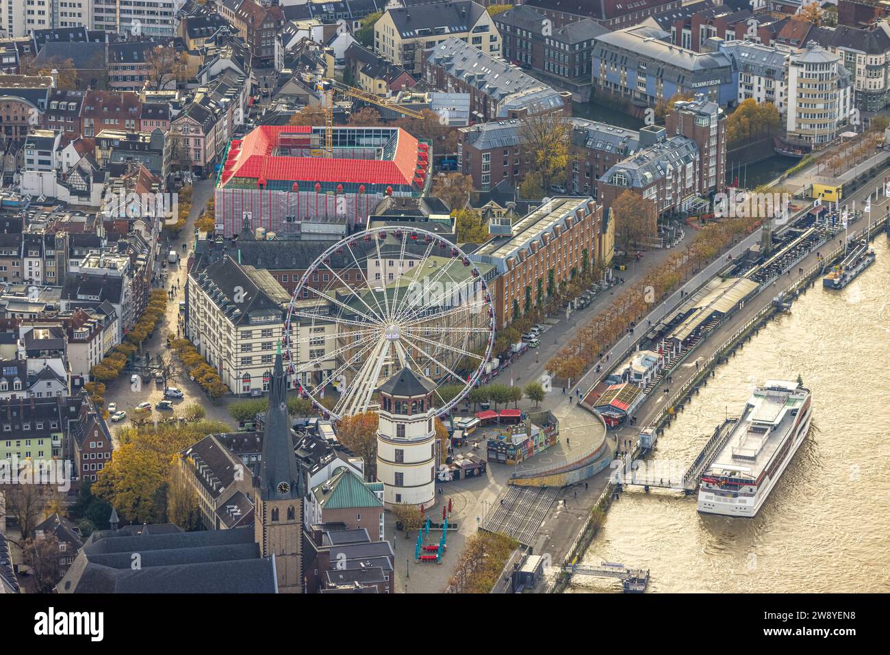 Vista aerea, ruota panoramica nella città vecchia con la torre del castello a Burgplatz e la passeggiata sul Reno, barche per escursioni, cantiere edile e lavori di ristrutturazione Foto Stock