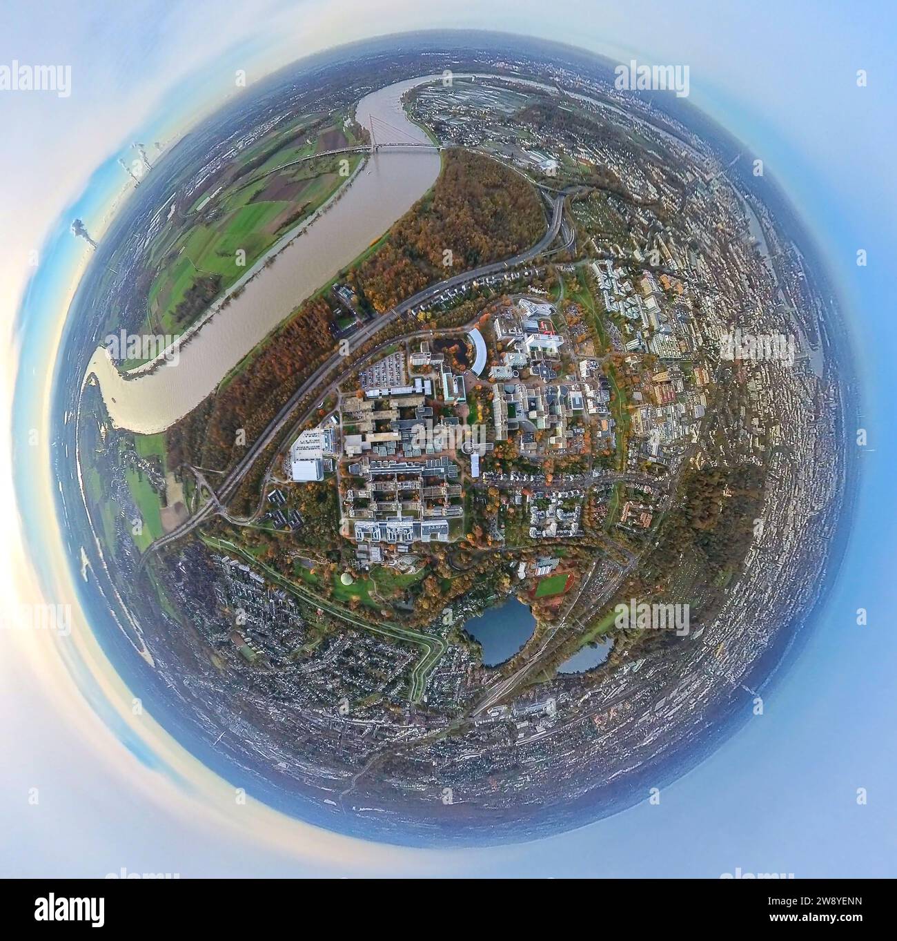 Vista aerea, l'Università Heinrich-Heine e la Foresta Fleher sul fiume Reno, South Park e stagni, circondati da alberi decidui autunnali e globo terrestre Foto Stock
