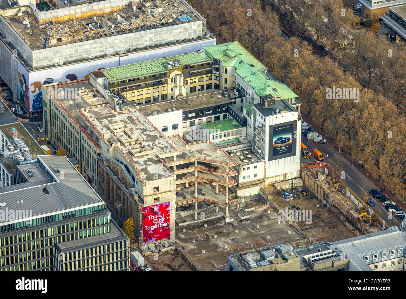 Vista aerea, edifici commerciali con garage per cantiere Königsallee, circondato da alberi decidui autunnali, centro città, Düsseldorf, Foto Stock
