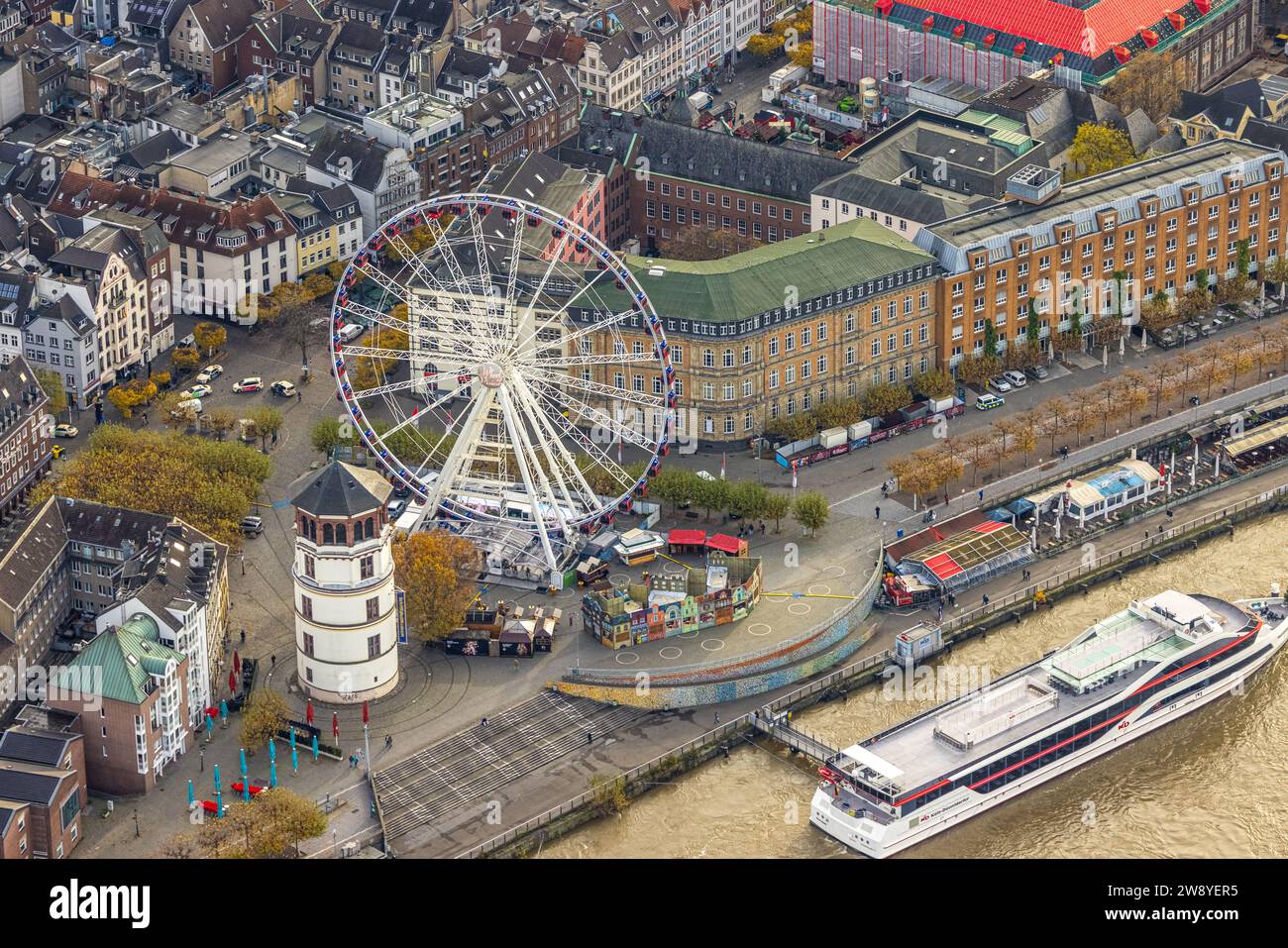 Vista aerea, ruota panoramica nella città vecchia con torre del castello a Burgplatz e passeggiata sul Reno, escursioni in barca, circondati da alberi decidui autunnali, Foto Stock