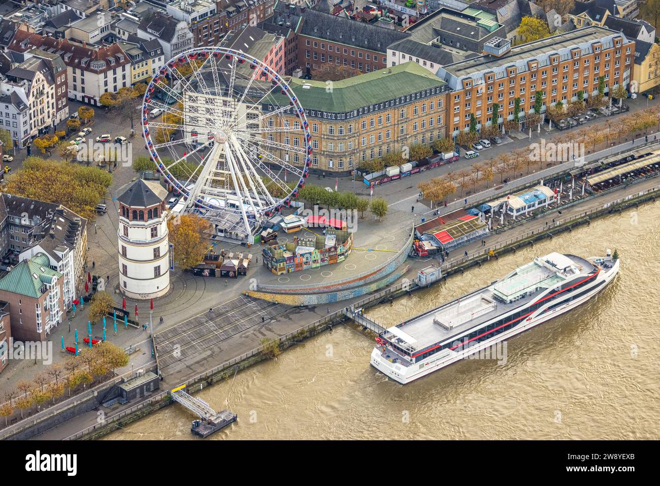 Vista aerea, ruota panoramica nella città vecchia con torre del castello a Burgplatz e passeggiata sul Reno, escursioni in barca, circondati da alberi decidui autunnali, Foto Stock