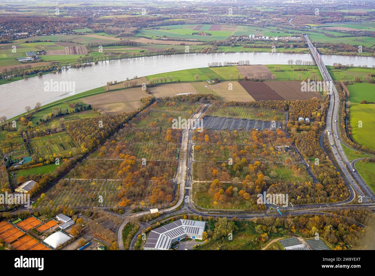 Vista aerea, parcheggi nei terreni della Messe Düsseldorf, del fiume Reno e circondati da alberi decidui autunnali, Stockum, Düsseldorf, Renania, Foto Stock