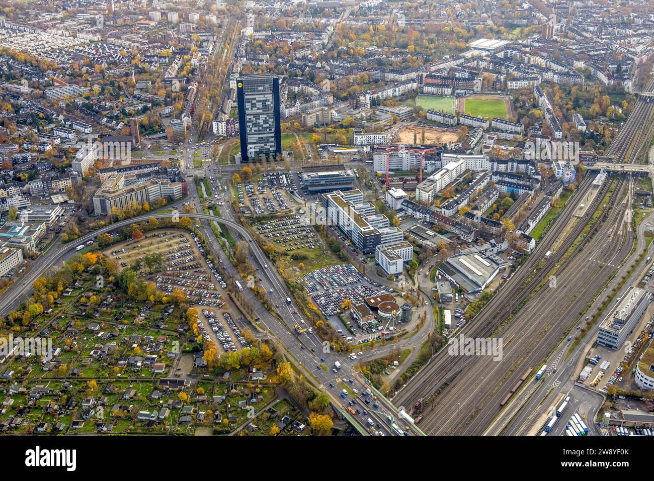 Vista aerea, intersezione stradale Mörsenbroicher ei, torre ARAG e sede centrale della Bau- und Liegenschaftsbetrieb NRW con parcheggi, cantiere edile Foto Stock Vista aerea, intersezione stradale Mörsenbroicher ei, torre ARAG e sede centrale della Bau- und Liegenschaftsbetrieb NRW con parcheggi, cantiere edile Foto Stock