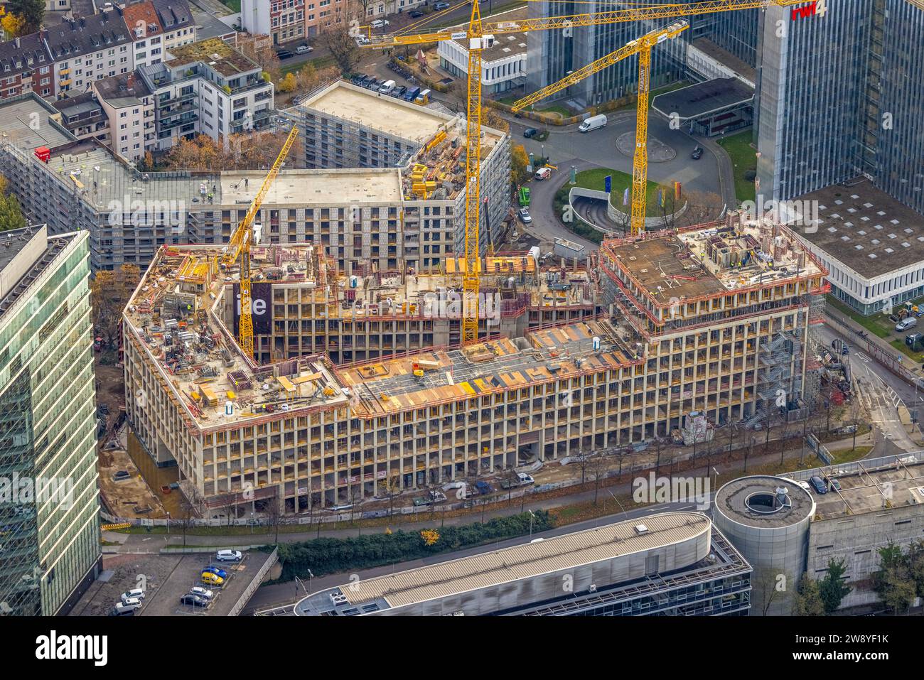 Vista aerea, Pandion OfficeRise spazio ufficio noleggio cantiere e gru edili con nuovo edificio, circondati da un'autunnale decidua Foto Stock