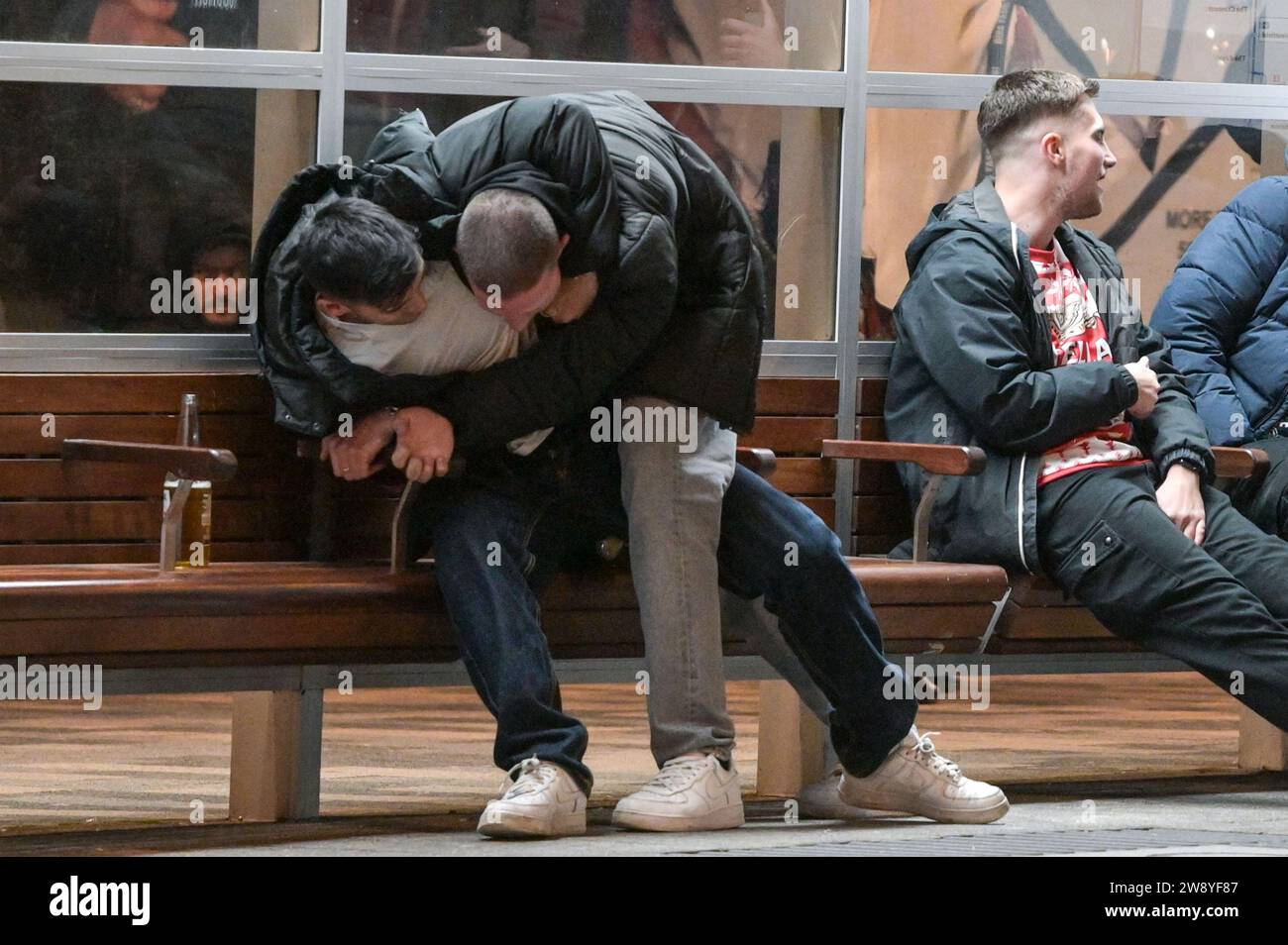 Birmingham 22 dicembre 2023 - Friends Tussle in Broad Street a Birmingham il Black Eye Friday - i rivenditori sono andati a Birmingham il Mad Friday, che prende anche il nome di Black Eye Friday. I gruppi di lavoro erano in pieno svolgimento mentre le aziende chiudevano per le vacanze di Natale. Si è visto molto passeggiare per il centro della città con un enorme bicchiere di birra da mercato tedesco e molti indossavano cappelli di Babbo Natale. Un gruppo di 3 compagni di lavoro si è recato in un ristorante messicano per le loro attività e due hanno indossato abiti messicani con il loro collega che si è attaccato a un tradizionale cappello di Babbo Natale. Alcuni amici sono stati anche avvistati su Broad Street con un tussl Foto Stock