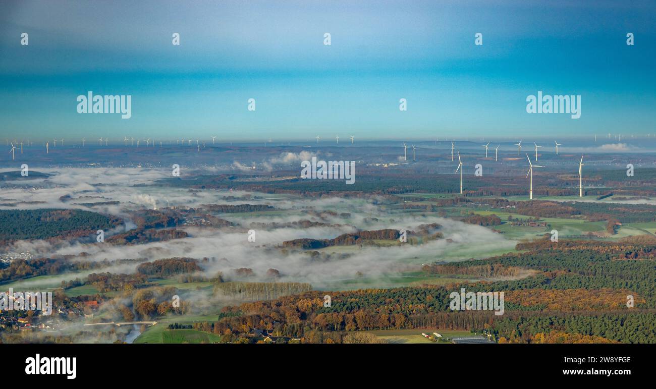 Vista aerea, fiume meandro fiume Lippe con nebbia sulla NSG Lippeaue, vista lontana con turbine eoliche, circondato da alberi decidui autunnali, Hötting, D. Foto Stock