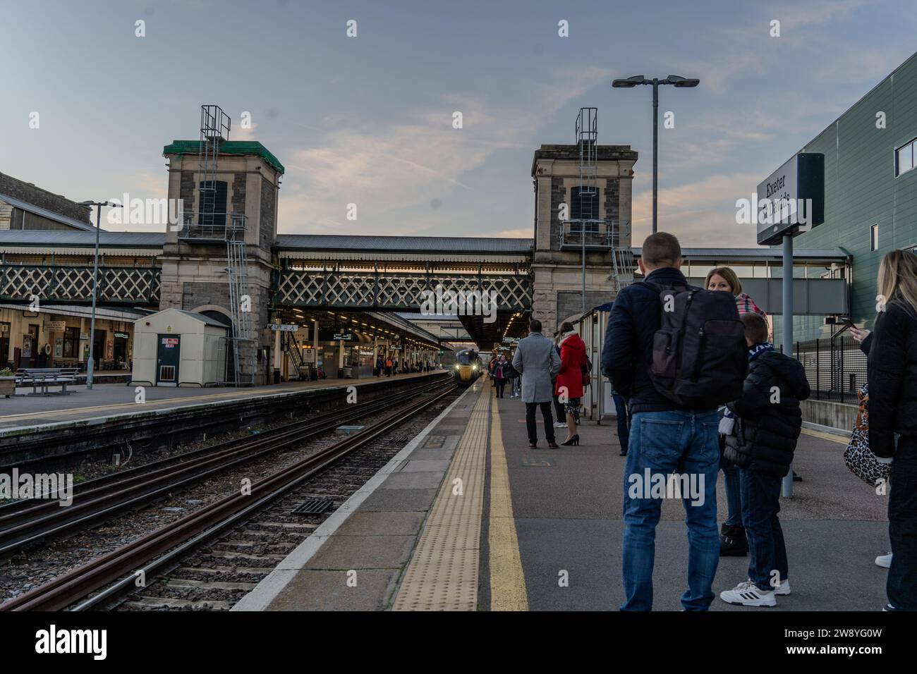 Exeter, Regno Unito - 25 novembre 2023: Stazione ferroviaria di Exeter St Davids, pendolare di mattina presto Foto Stock